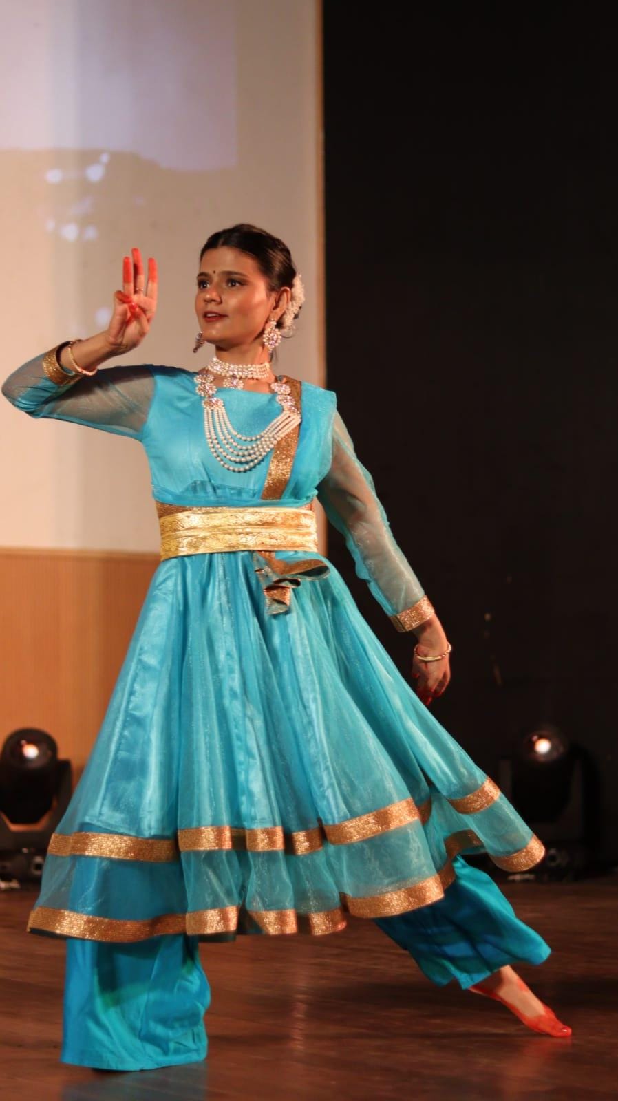 Pankhuri performing